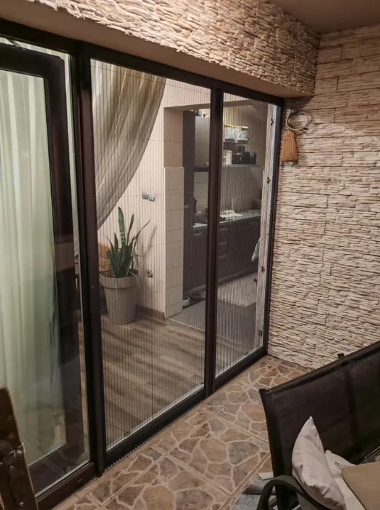 Komarnik na prozorskoj stijeni s više polja